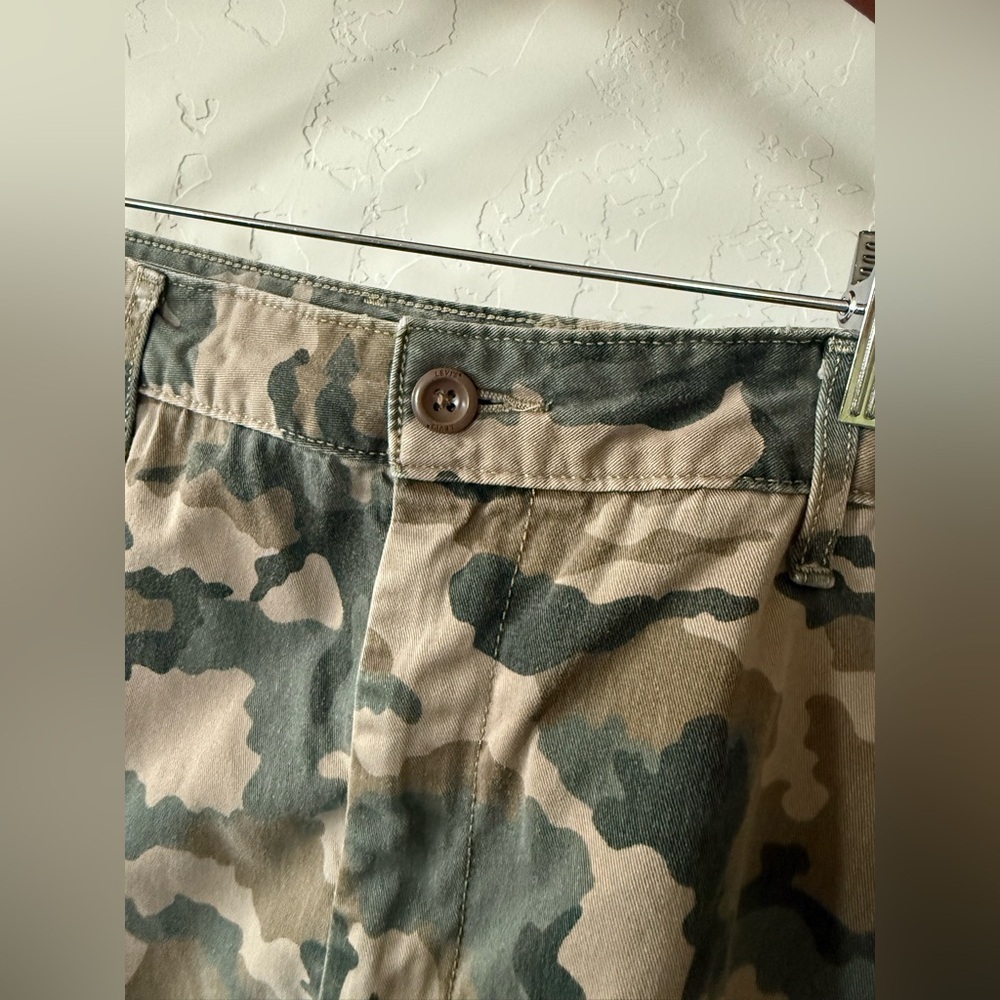 Levi’s|Men’s Olive Camouflage Cargo Shorts, size 40•••Summer closet staple - Picture 7 of 14